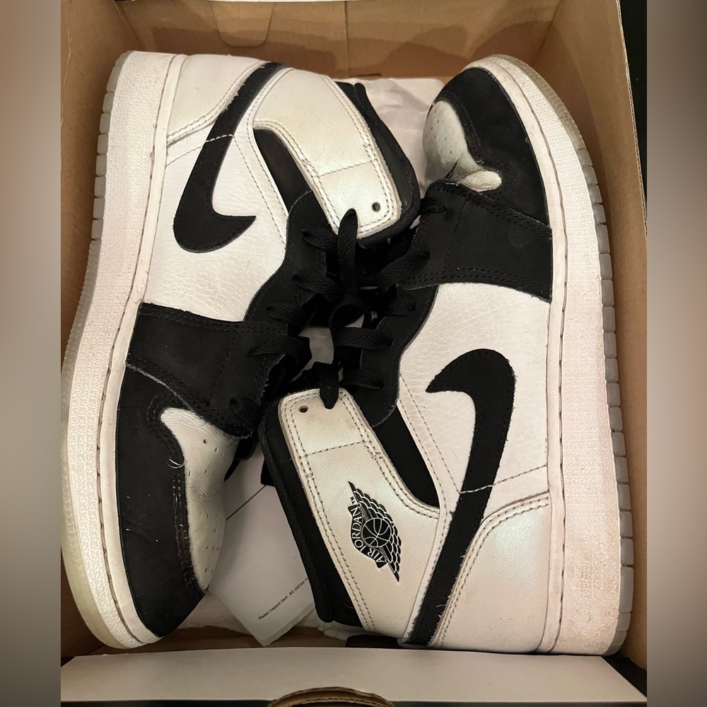 Jordan 1’s, smoke free home. Authenticity tag and box included.